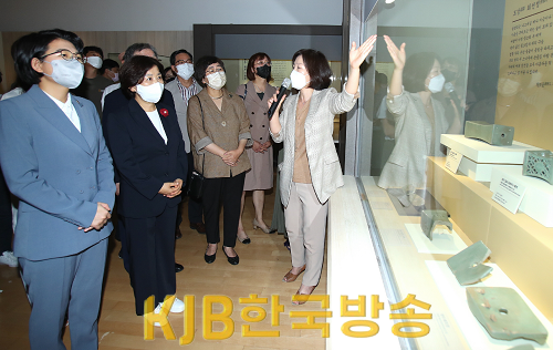 고려청자 특별전 개막 (12).png