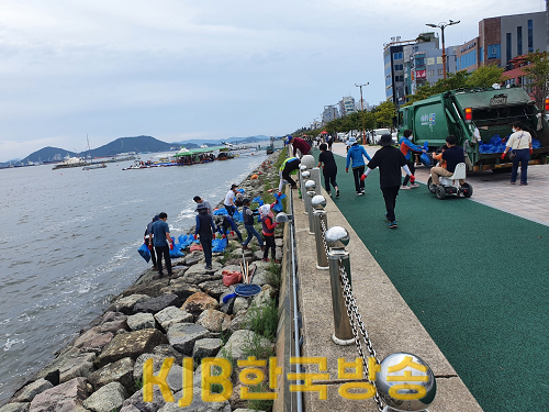 2.목포시, 평화광장 앞바다 폐사 물고기 수거 완료 (2).png