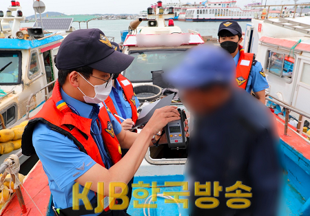 목포해경이 선장을 상대로 음주 측정을 실시하고 있다.png