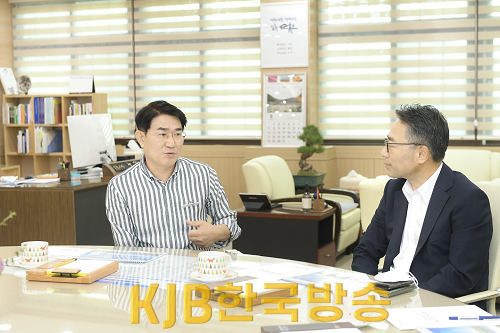 (좌)노관규 순천시장이 (우) 임영록 신세계프라퍼티 대표를 만나 스타필드 순천 유치 필요성에 대해 말하고 있다2.png