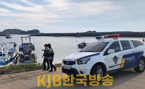 목포해경 영광파출소가 계마항에서 안전순찰을 실시하고 있다.png