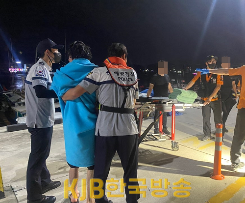 종화동 익수자 구조하는 여수해경(2).png