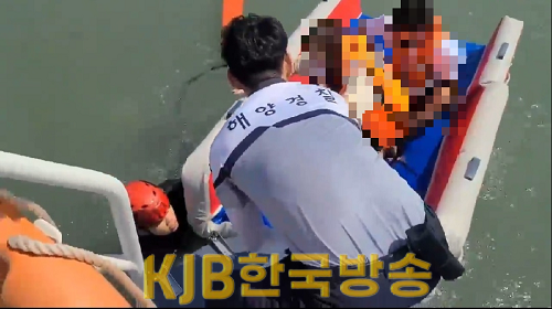 목포해경이 11일 영광군 가마미해수욕장 앞 갯바위에서 고립된 관광객 2명을 구조하고 있다.png
