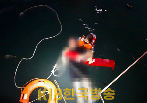 목포해경이 동명항 앞 해상에 빠진 40대 남성을 구조하고 있다.png