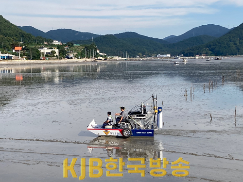 해양경찰이 갯벌에서 플라잉보트를 시범운영중이다.(1).png