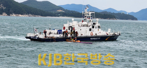경비함정 패들보드 활동자들을 구조하고 있다..png