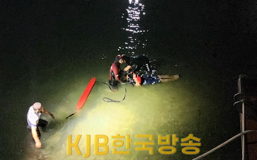 23일 새벽 목포해경이 해상에 추락한 60대 남성을 구조하고 있다.png
