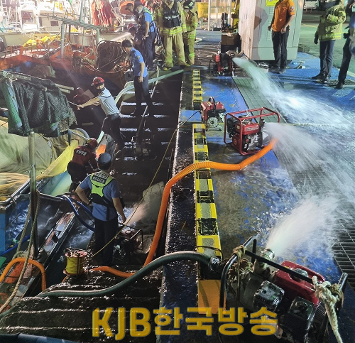 지난 24일 목포해경이 북항부두 내 정박선박에서 침수가 발생해 배수작업을 실시하고 있다.png