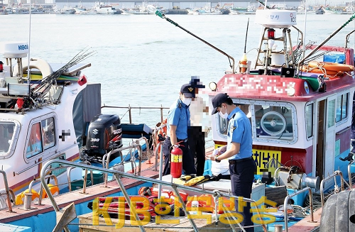 목포해경이 안전한 낚시문화와 해양사고 예방을 위해 낚시어선에 대해 안전관리를 실시하고 있다.png