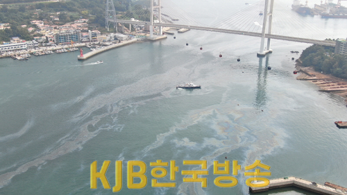 거북선대교 일원 해양오염 경비함정 방제 중.png