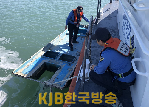 목포해경이 해상 표류선박에 대한 안전조치를 실시하고 있다(2).png