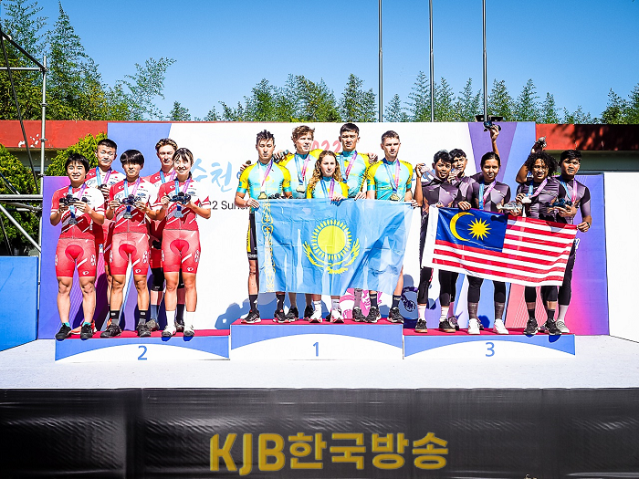 19일 대회 1일차 크로스컨트리 팀 릴레이 경기 1_3위 선수들(1위 카자흐스탄, 2위 일본, 3위 말레이시아).png