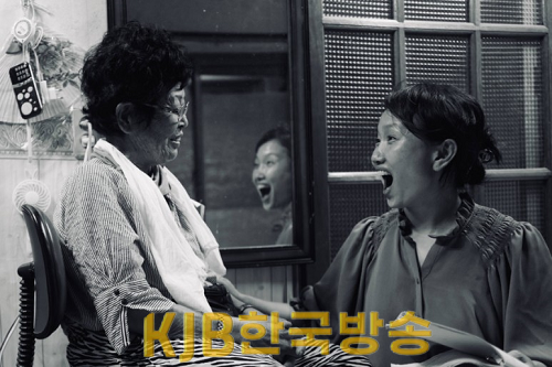 인구정책과_교육생태계지원팀_곡성군, 달리는 기차 안에서 ‘심청길 비밀레시피’ 연극 공연_공연을 연습 장면.png