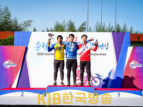 4.20일 대회2일차 남자 엘리트 다운힐 경기 우승자들(좌로부터 2위 태국 메타싯 분자네, 1위 대만 셩 샨 치앙, 3위 일본 쿠시마 유키).png