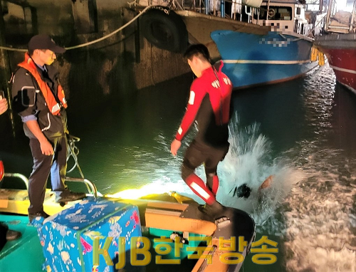 배수작업을 하고 있는 목포해경.png