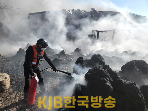신안군 대둔도 화재 진화에 나서는 목포해경(2).png