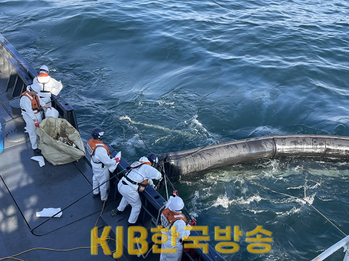여수해경이 방제작업을 하고있다(3).png