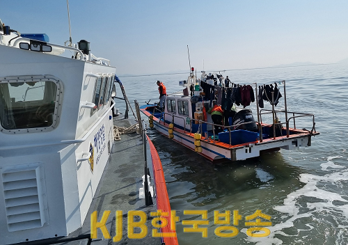 목포해경이 신안군 압해도 인근 해상에서 고립된 5명을 구조하고 있다(2).png