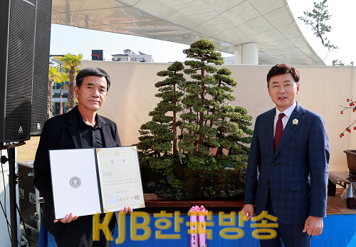 1. 아름다운 분재의 세계… 전남 최고의 분재 보성에서 만나다_ 제7회 분재대전 대상은 김정남 씨(작품명두송)가 수상.png