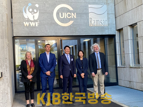 1.세계자연보전연맹 이성아 사무차장을 만난 노관규 순천시장(좌로부터 3번째 노관규 순천시장과 이성아 사무차장).png