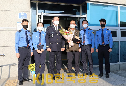 목포해경이 인명을 구조한 서진채 선장에게 감사장은 전달하고 있다.png