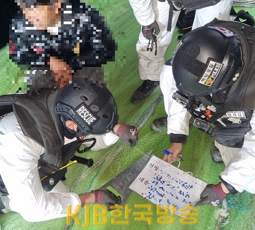 목포해경이 규정에 위반된 어구를 확인하고 있다.png