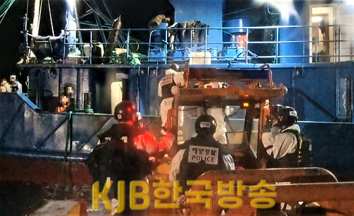 목포해경이 무허가 불법조업 중국어선 단속을 실시하고 있다.png