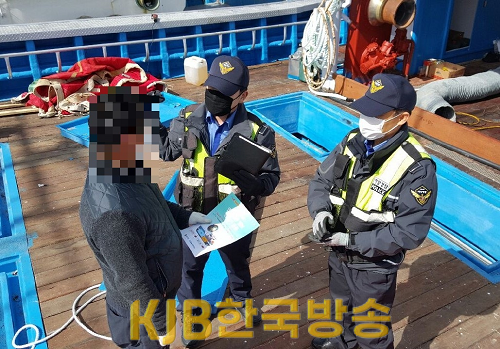 목포해경이 어선 승선원 변동 방문신고 관련하여 홍보를 실시하고 있다.png