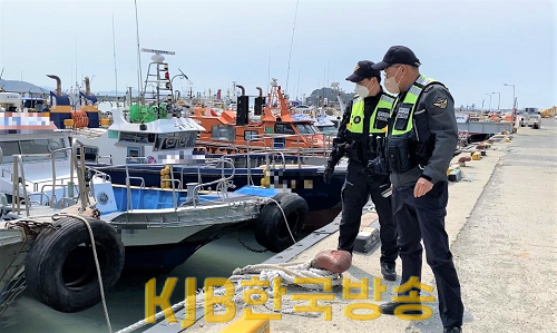 목포해경이 진도군 서망항에서 안전순찰을 실시하고 있다(1).png