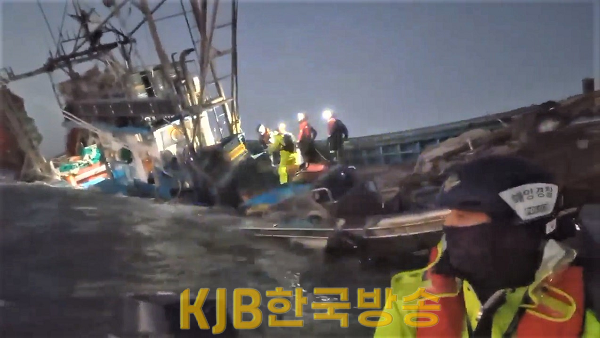 목포해경이 23일 발생한 좌초선박 대상으로 안전조치를 실시하고 있다 .png