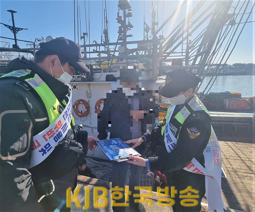 목포해경이 항계 내 안전속력 준수사항을 안내하고 있다(1).png