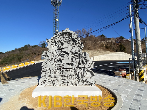 1.4 - 당포항 조망 품은 주앙멘데스 기념조형물 설치 4.png