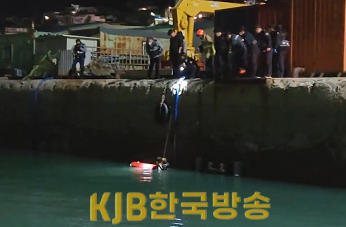 목포해경이 바다에 입수해 익수자를 구조하고 있다.png