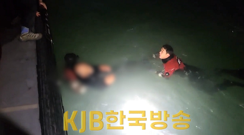 해상에서 익수자를 구조하는 모습.png