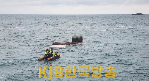 여수해경이 전복선박에 접근중이다..png