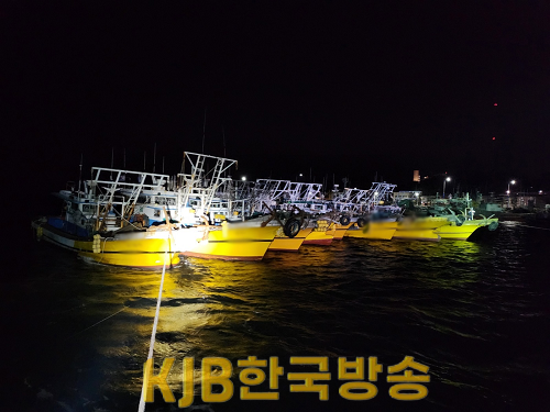 잠수기어선 8척이 표류중이다.png