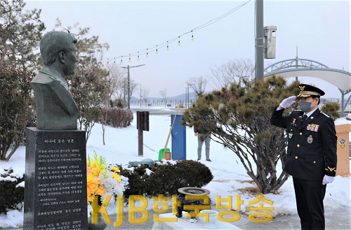 27일 오후 김해철 목포해양경찰서장이 故 박경조 경위 흉상 참배를 하고 있다.png