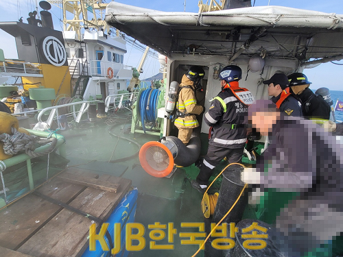 여수해경이 어선 화재를 진압중이다..png