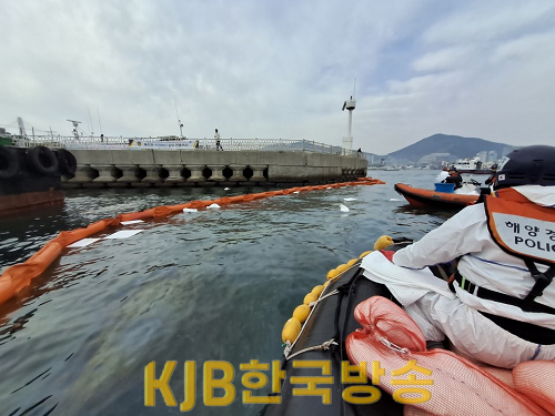 여수 우두리 물량장 앞 해상 해양오염사고 방제 작업 중이다..png