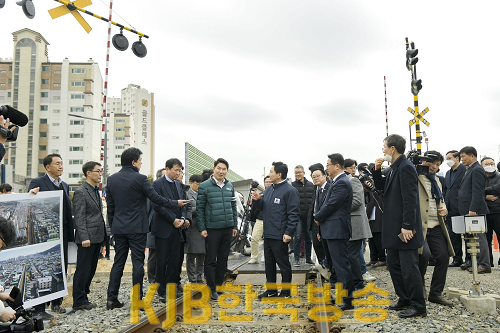 1.16일 경전선 순천 도심 통과 현장인 남정건널목에서 현장을 살피는 원희룡장관과 노관규 순천시장1.png