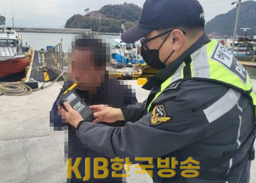 해양경찰이 음주단속을 하고있다(1).png