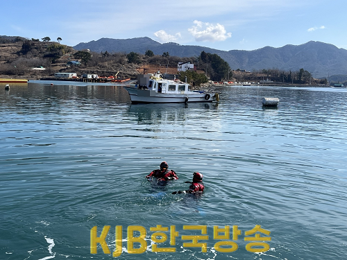 좌초선박에 접근하는 구조대.png