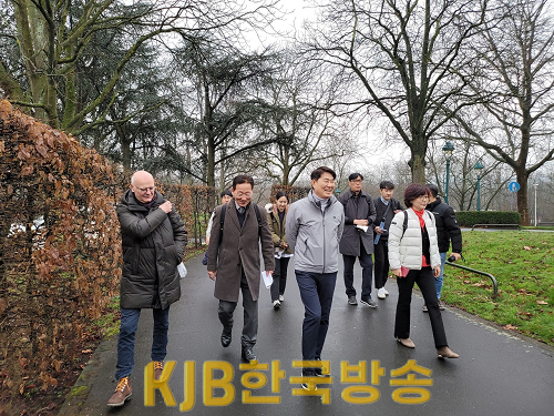 1.본 저류지공원을 관리하는 환경녹지부서장과 공원을 둘러보는 노관규 순천시장.png