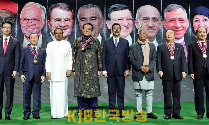 세계원로회기념사진.jpg