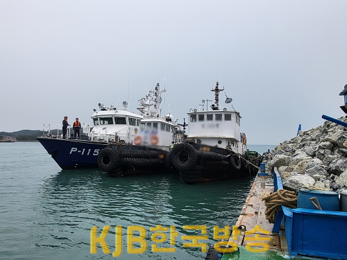 형사기동정(P-115정)이 예부선을 검문검색 하고 있다..png