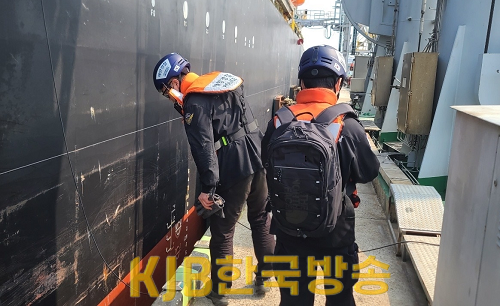 해양경찰이 오염 물질을 확인 중이다.png