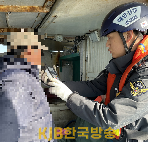 목포해경이 음주측정을 하고 있다..png