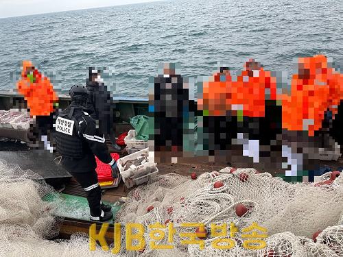 목포해경이 불법조업 외국어선을 검문검색하고있다..png