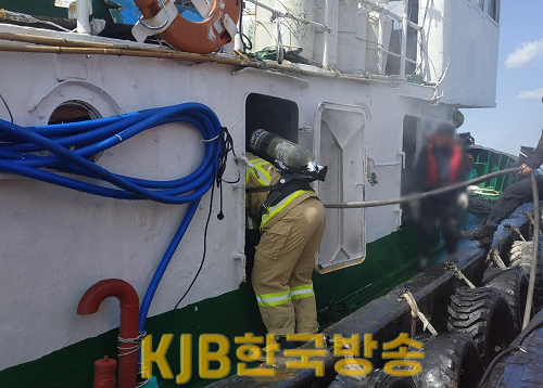 해양경찰이 화재 예인선 선실 내부로 진입해 화재를 진압하고 있다..png