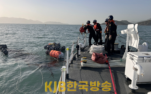 여수해경이 폐부유물을 수거하고 있다(2).png